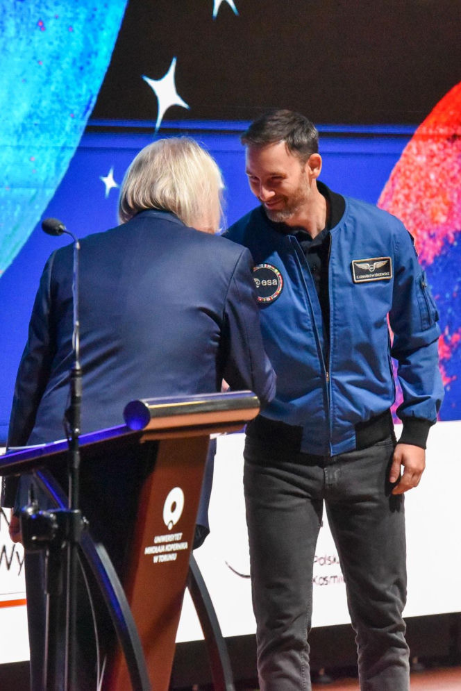 Sławosz Uznański-Wiśniewski w Toruniu. Gigantyczna kolejka pod Aulą UMK