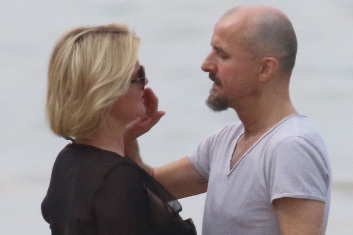 Monika Richardson z ukochanym na plaży