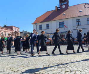 Polonez maturzystów z I LO na rynku w Ostrzeszowie