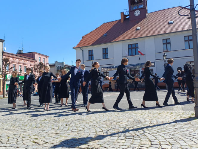 Polonez maturzystów z I LO na rynku w Ostrzeszowie