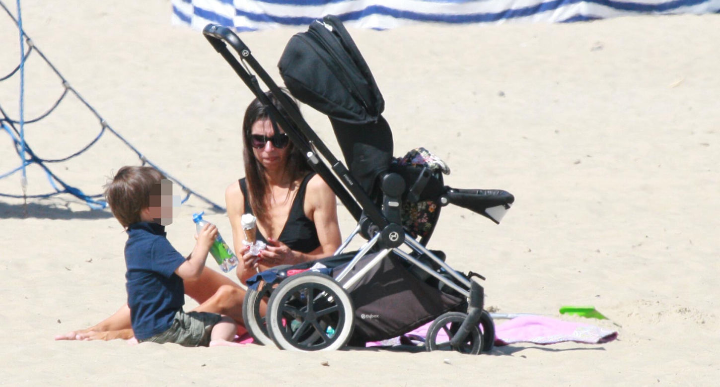 Marta Kaczyńska okopała się z synkiem na plaży
