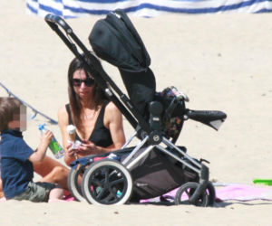 Marta Kaczyńska okopała się z synkiem na plaży