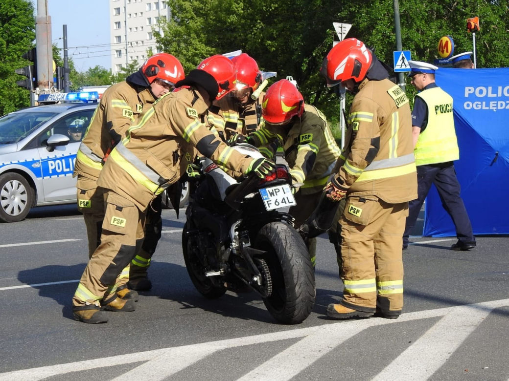 Reanimacja na drodze. Motocyklista wpadł pod busa. Tragiczne wieści