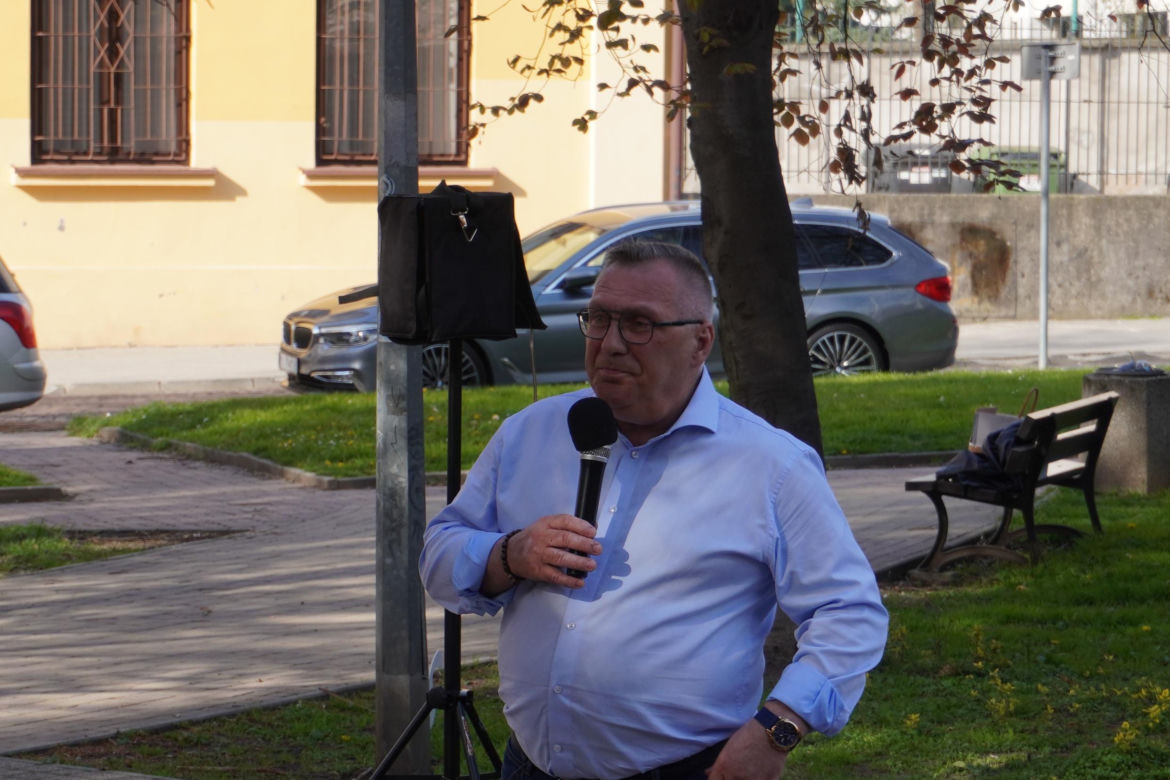Henryk Łabędź spotkał się z mieszkańcami Tarnowa na skwerze Alicji i Jana Preiss