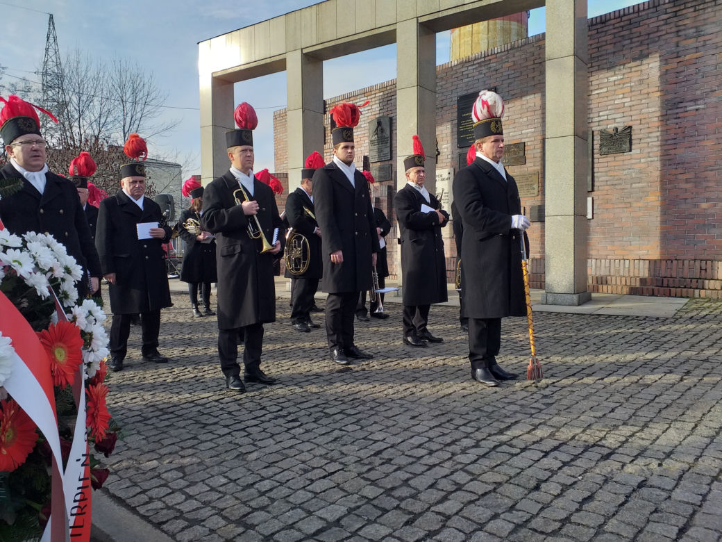 Kopalnia Wujek w Katowicach. Związkowcy złożyli kwiaty [ZDJĘCIA]
