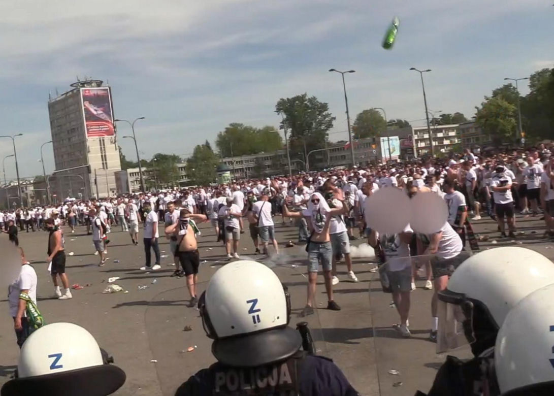 Służby opublikowały szokujące nagranie. Kibice rzucali w policjantów szklanymi butelkami. „Zatrzymali blisko 100 osób”.
