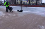 Skute lodem chodniki, ulice i... samochody. Trudny poranek dla kierowców w Lesznie