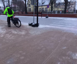 Skute lodem chodniki, ulice i... samochody. Trudny poranek dla kierowców w Lesznie