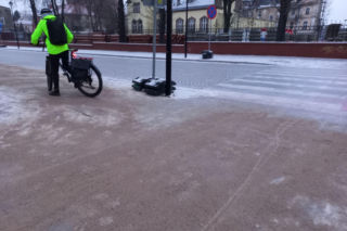 Skute lodem chodniki, ulice i... samochody. Trudny poranek dla kierowców w Lesznie