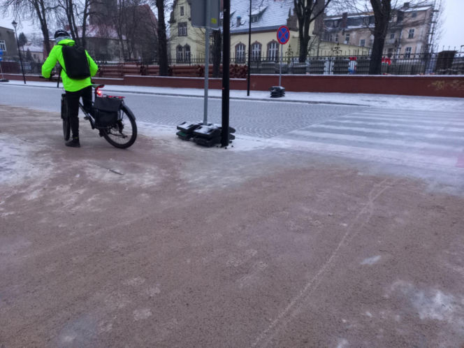 Skute lodem chodniki, ulice i... samochody. Trudny poranek dla kierowców w Lesznie