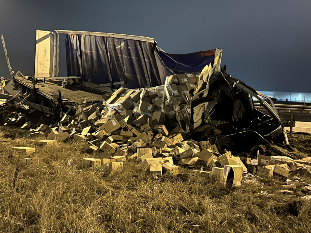 Groza na trasie S8. Zderzenie dwóch ciężarówek. Na jezdnie wysypały się kosmetyki!