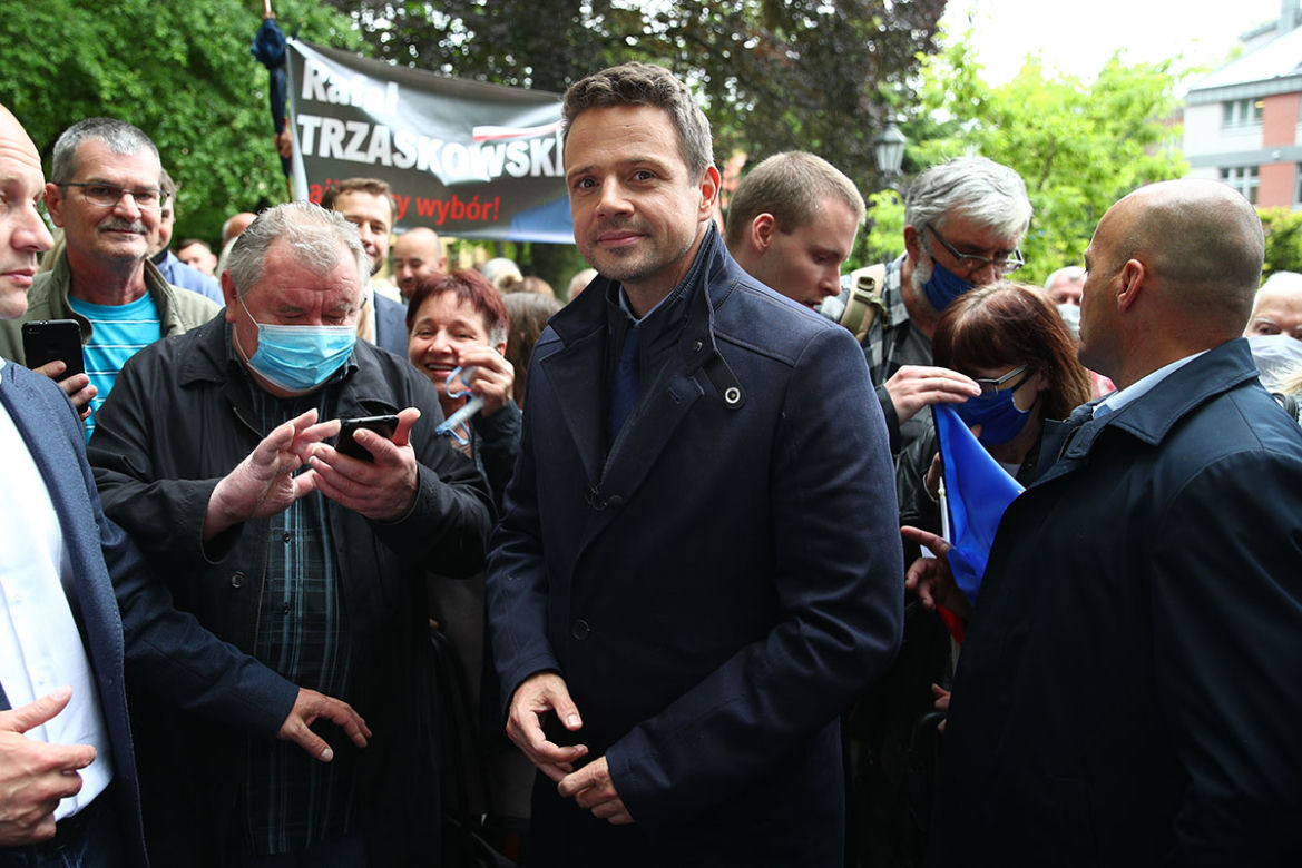 Trzaskowski zjada Hołownię!