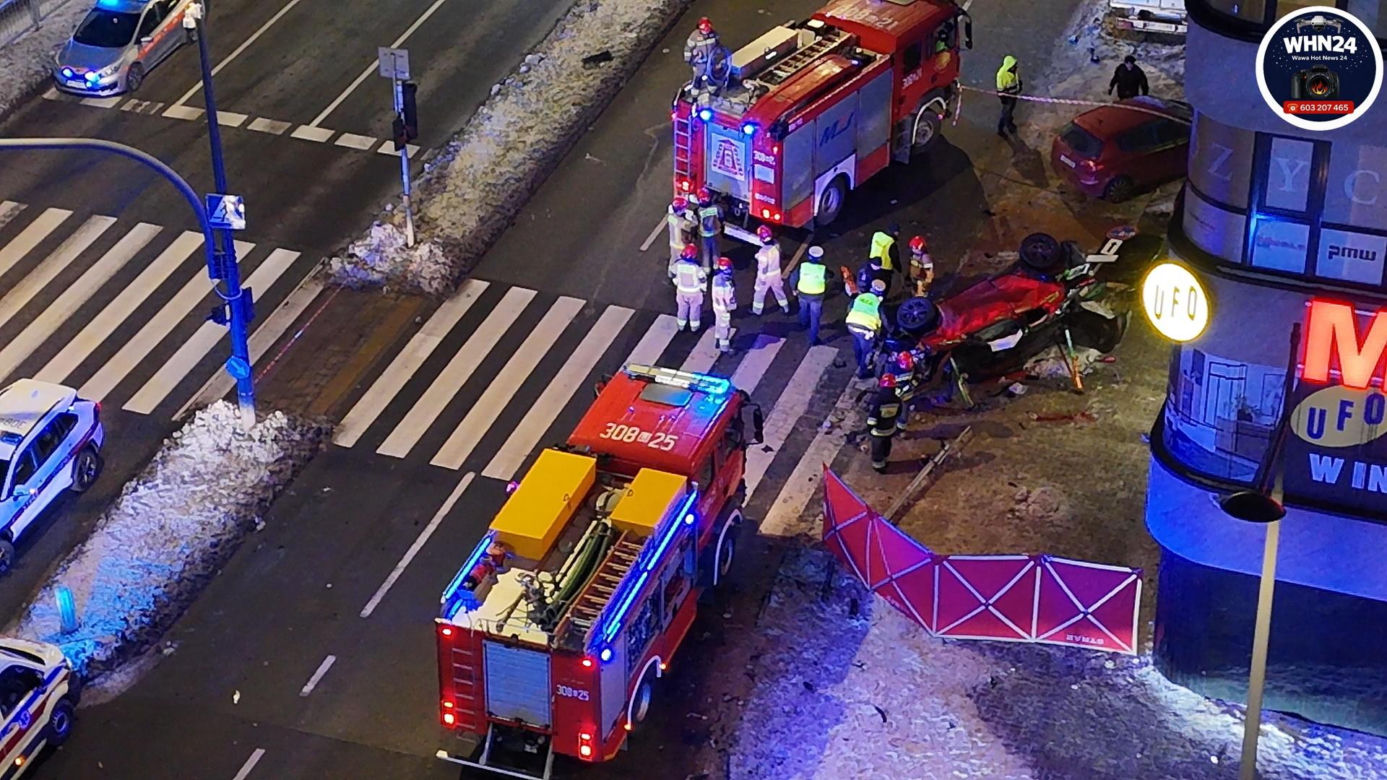 Śmigłowiec ratunkowy na placu Szembeka! Zderzenie samochodów, jeden z nich uderzył w kobietę i dziecko
