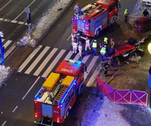 Śmigłowiec ratunkowy na placu Szembeka! Zderzenie samochodów, jeden z nich uderzył w kobietę i dziecko