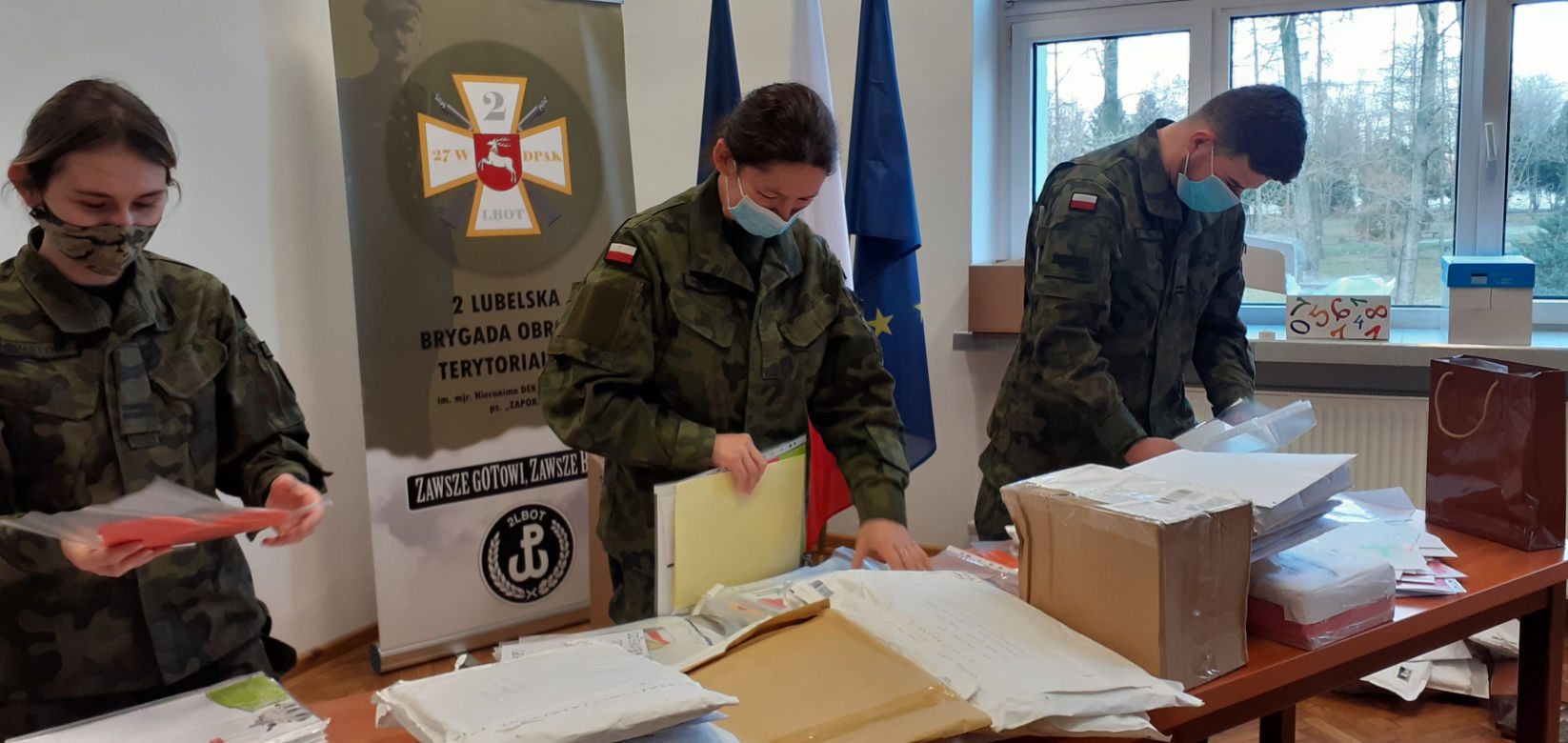 Kartki dla obrońców granic wyruszyły [GALERIA]