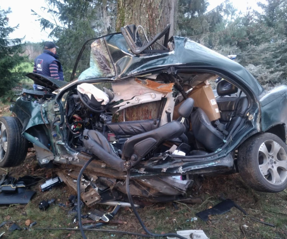 Samochód OWINĄŁ SIĘ wokół drzewa! Kierowca NIE ŻYJE. Tragedia koło Trzcianki