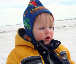 Dlaczego dziecko ma czerwone policzki? Winowajców jest sporo