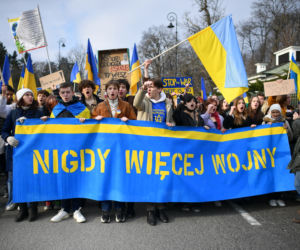 Warszawa solidarna z Ukrainą. Trwa manifestacja Nigdy więcej wojny