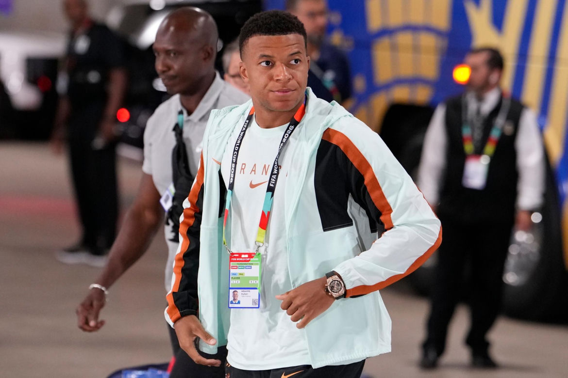 Kylian Mbappe z aktorką Ester Exposito na wakacjach na Sardynii