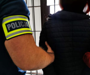 Przyszli sprawdzić liczniki. Zabrali pieniądze i biżuterię