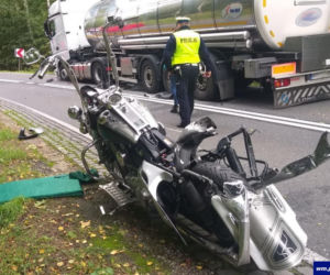 Motocyklista zderzył się z cysterną