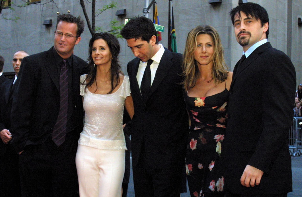Policja i członkowie rodziny w domu Matthew Perry'ego w Pacific Palisades po tragicznej gwiazdy „Przyjaciół”