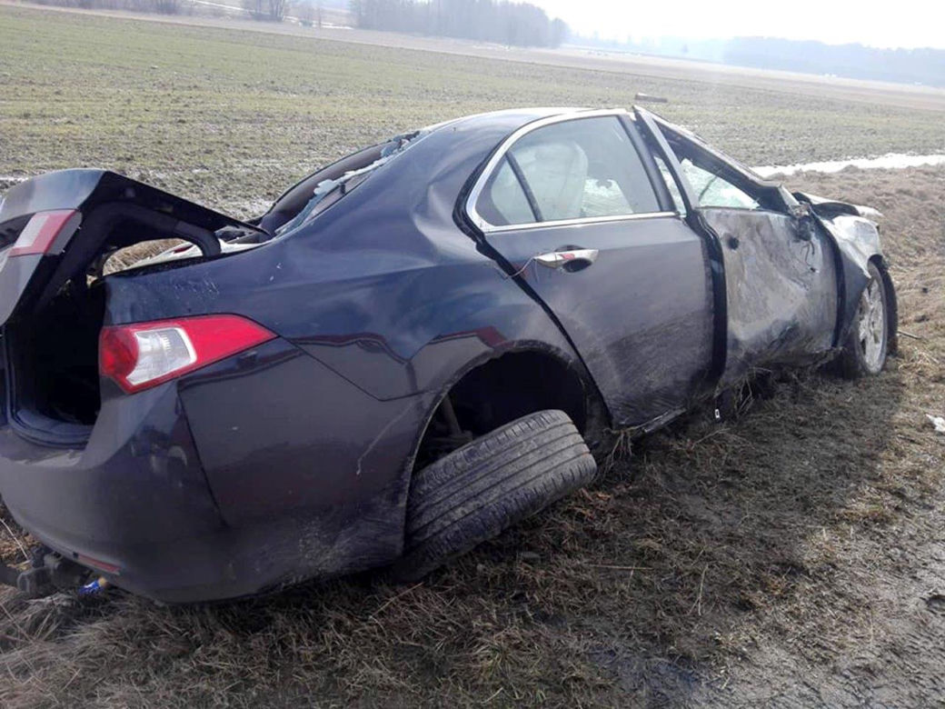Podlaskie: Honda wjechała do do rowu. Pasażerka zakleszczona w samochodzie