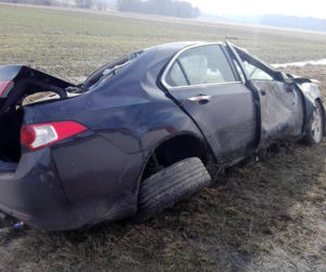 Podlaskie: Honda wjechała do do rowu. Pasażerka zakleszczona w samochodzie