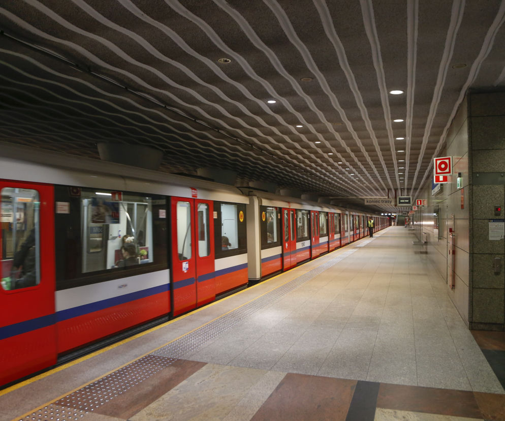Groźny wypadek w metrze. Pasażer wyszedł z windy i spadł na torowisko