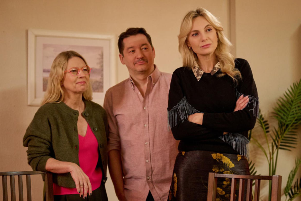 Na Wspólnej, odc. 4002. Monika (Sylwia Gliwa), Renata (Marta Jankowska), Bogdan (Wojciech Brzeziński)