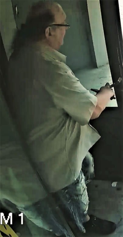 Policja poszukuje mężczyzny, który miał pomóc oszukać 85-latkę