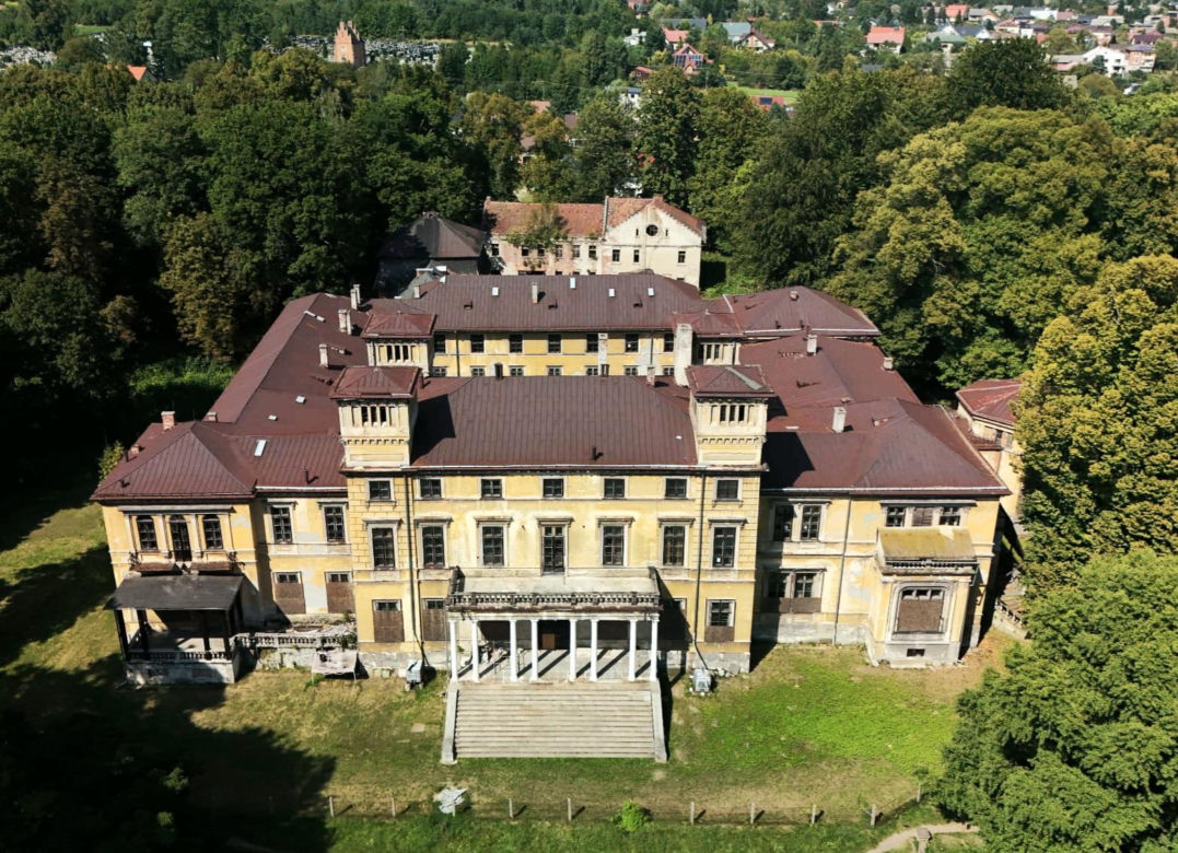 To jedno z najpiękniejszych miast w Małopolsce. Leży obok Krakowa, kiedyś księża leczyli w nim wodą