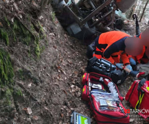 Wypadek w lesie w Czermnej. 10-latek spadł z ciągnika [ZDJĘCIA]