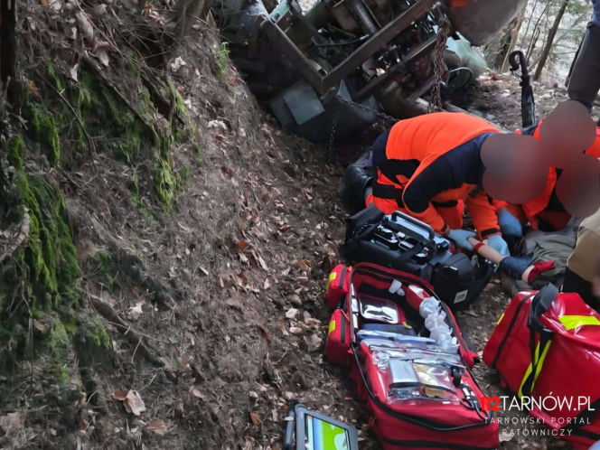Wypadek w lesie w Czermnej. 10-latek spadł z ciągnika [ZDJĘCIA]