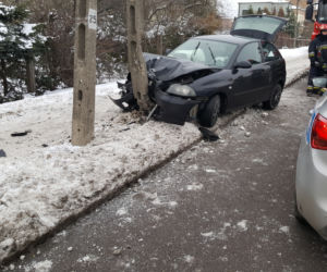 Białystok. Wypadek na Wiewiórczej. Seat uderzył w słup
