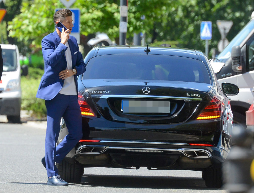 Robert Lewandowski wożony jest Maybachem za 560 tyś.