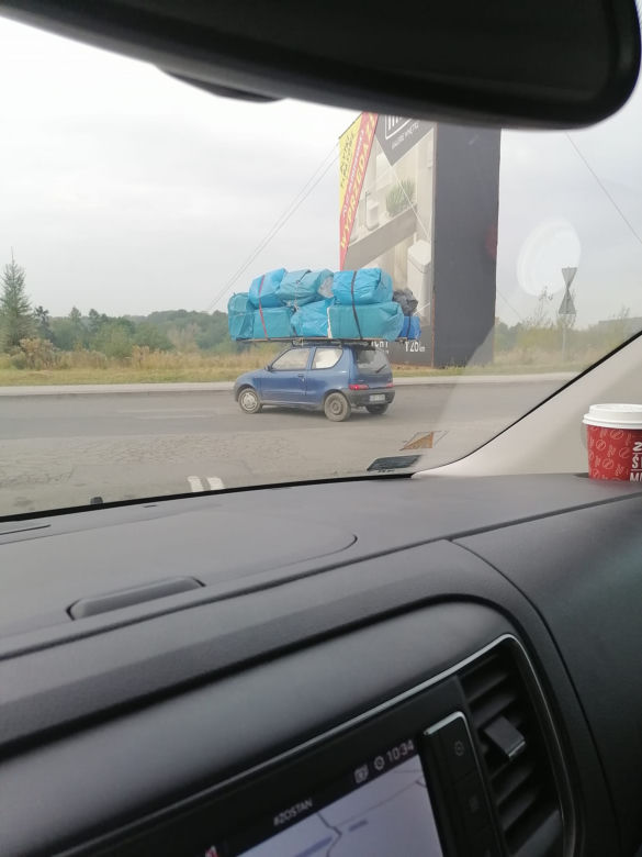 Absurdalny widok na trasie S1. Małe seicento z potężnym ładunkiem na dachu, dwa razy większym od auta [ZDJĘCIA]