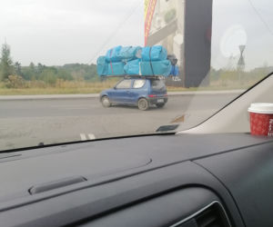 Absurdalny widok na trasie S1. Małe seicento z potężnym ładunkiem na dachu, dwa razy większym od auta [ZDJĘCIA]