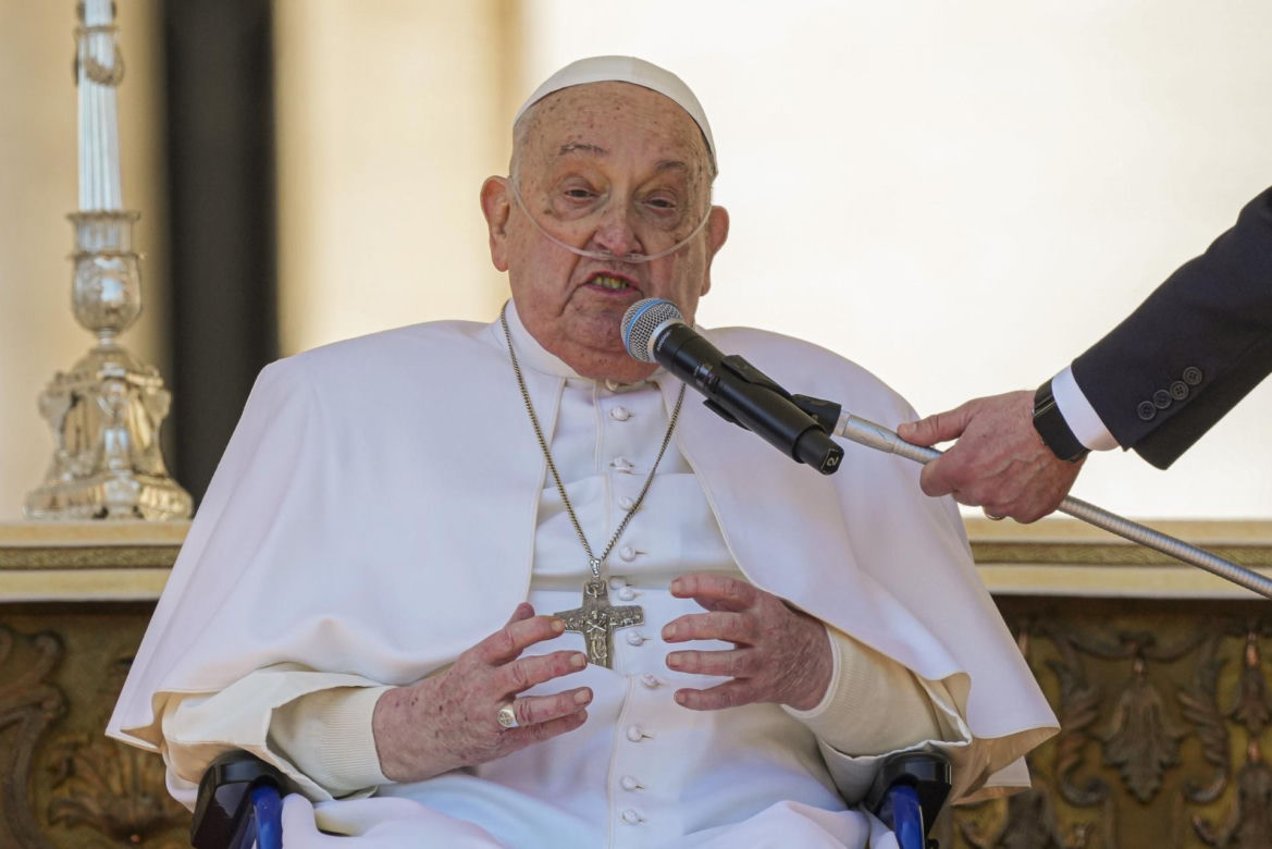 "Był cierpiący, błogosławił ludzi do końca i zniknął". Jałmużnik papieża o jego ostatnich chwilach