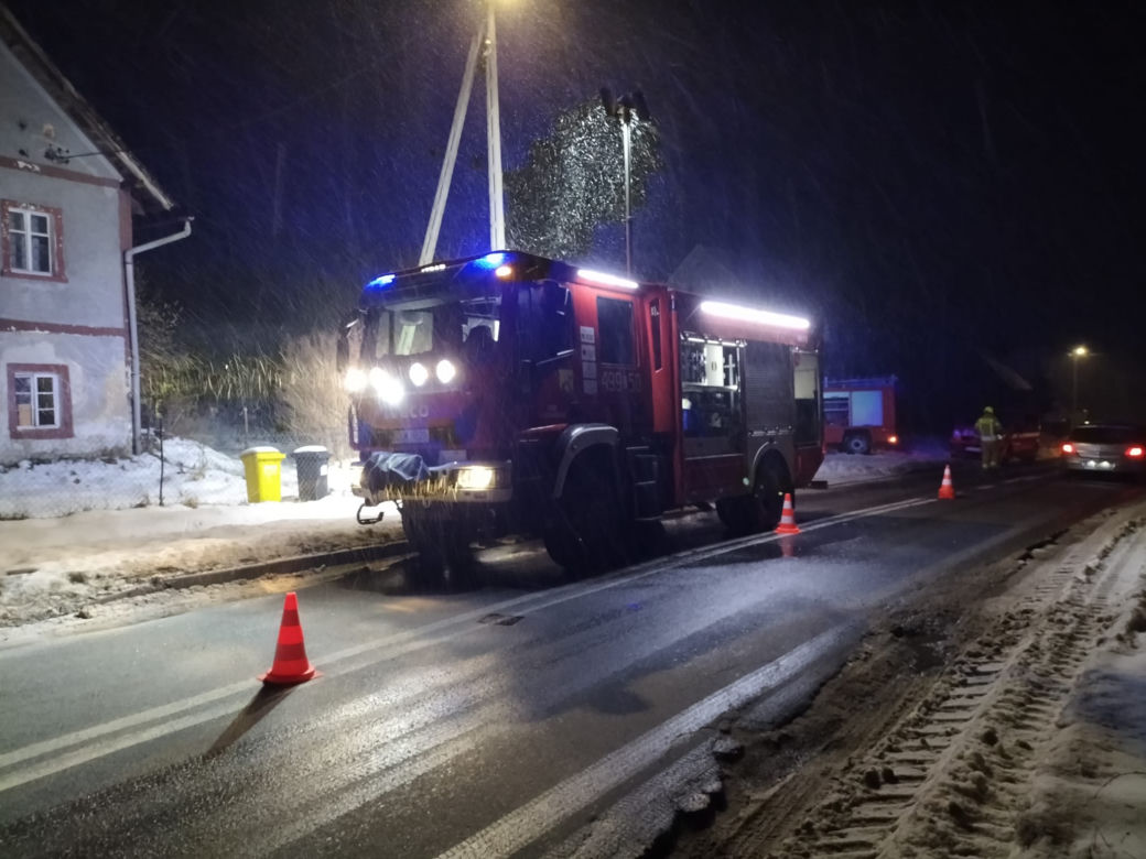 Samochód spadł z lewarka i przygniótł mężczyznę