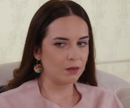 Panna młoda, odcinek 201. Kto otruł Hancer? Melih poznaje prawdę, a Engin oskarża Beyzę