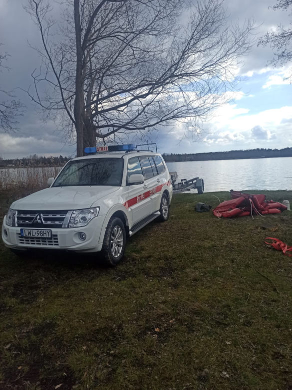 Brunatna plama na jeziorze Białym