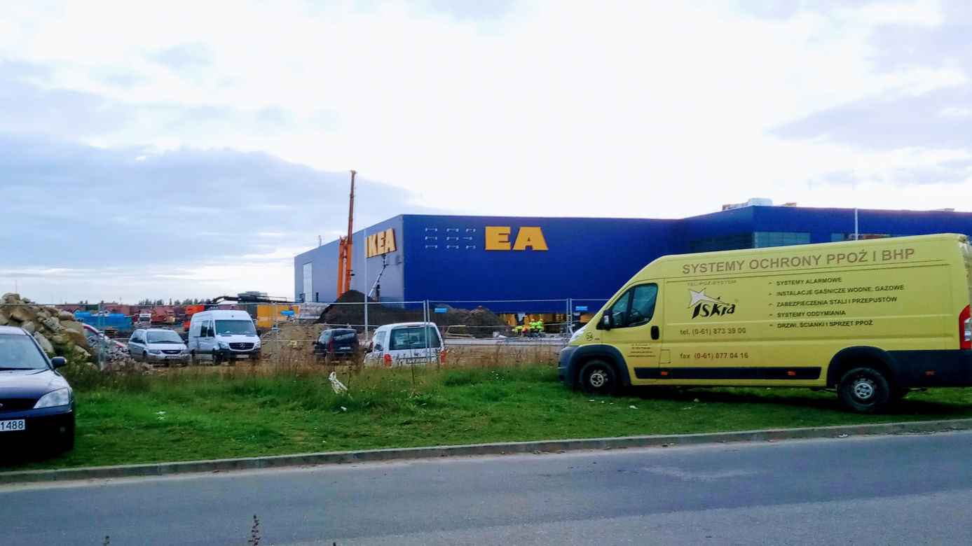 IKEA w Szczecinie: Na fasadzie hali pojawił się pierwszy szyld