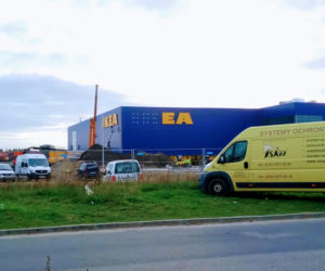 IKEA w Szczecinie: Na fasadzie hali pojawił się pierwszy szyld