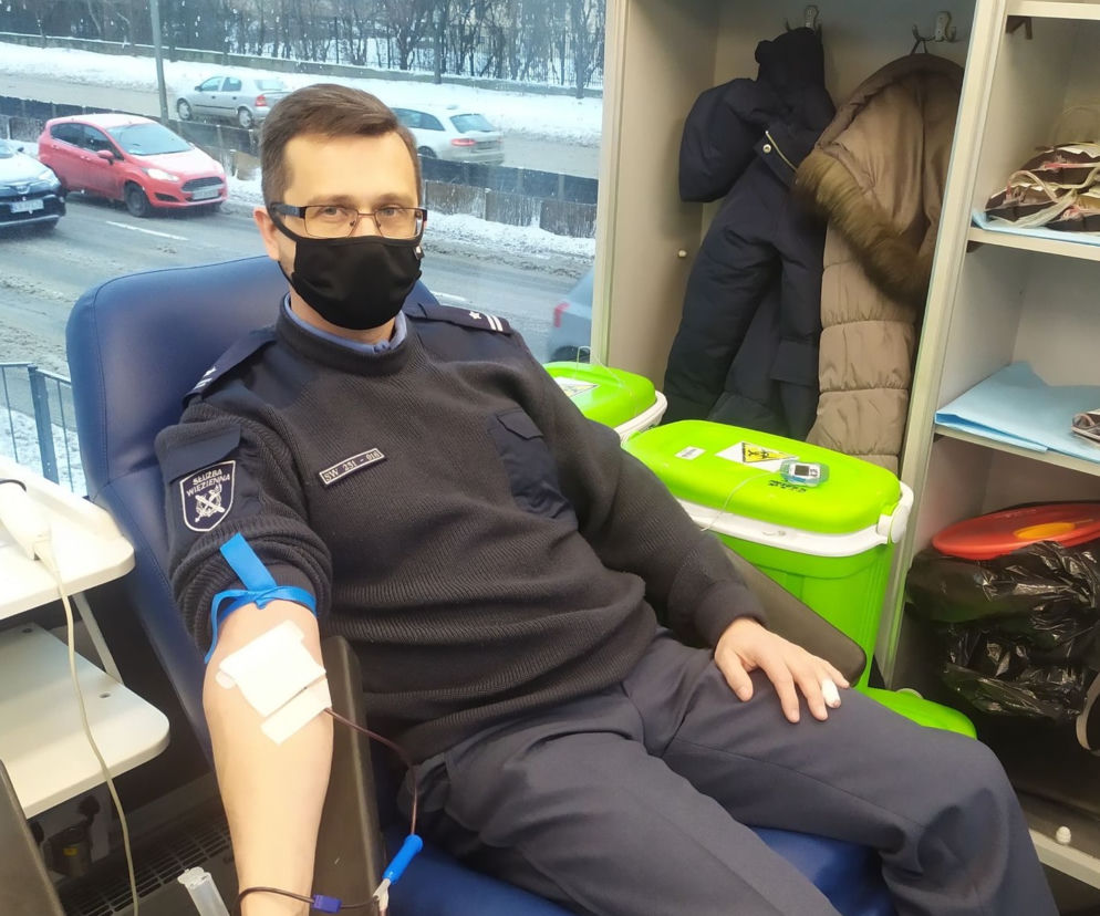 Poważny wypadek strażaka. Na pomoc ruszyli strażnicy więzienni z Tarnowa