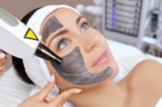 Peeling węglowy – błyskawiczny sposób na skórę pełną blasku!