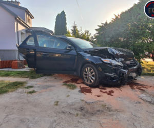 Wypadek w Wesołej: Alfa Romeo wjechała w bramę