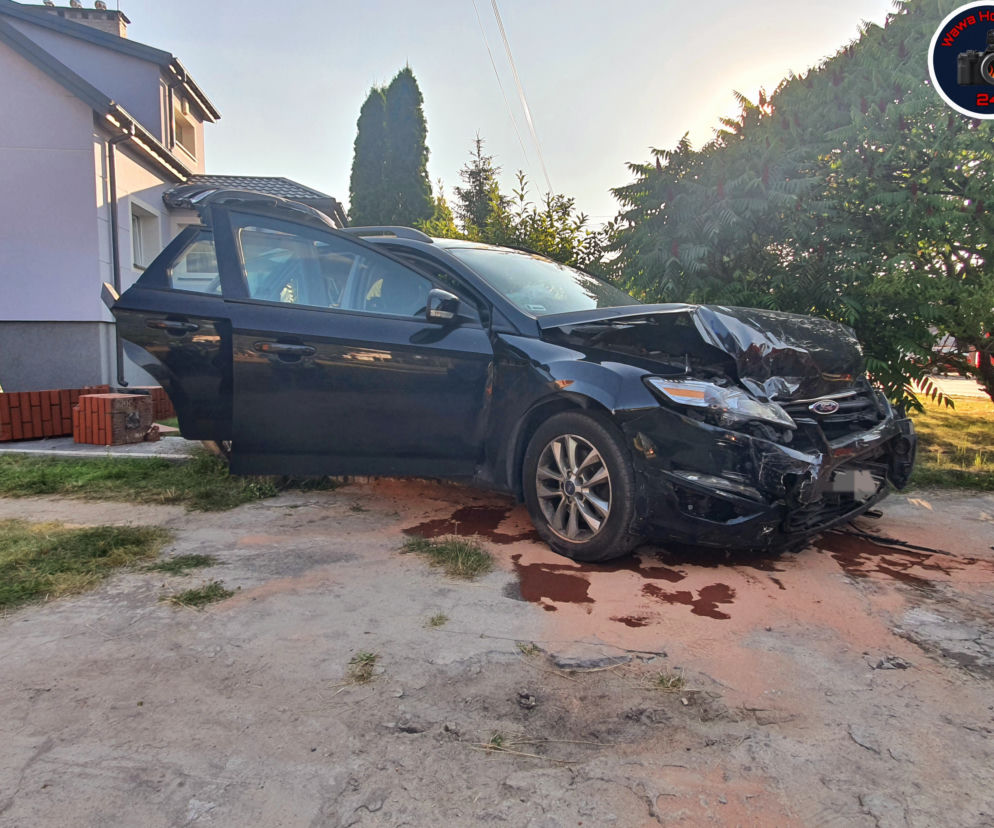 Wypadek w Wesołej: Alfa Romeo wjechała w bramę
