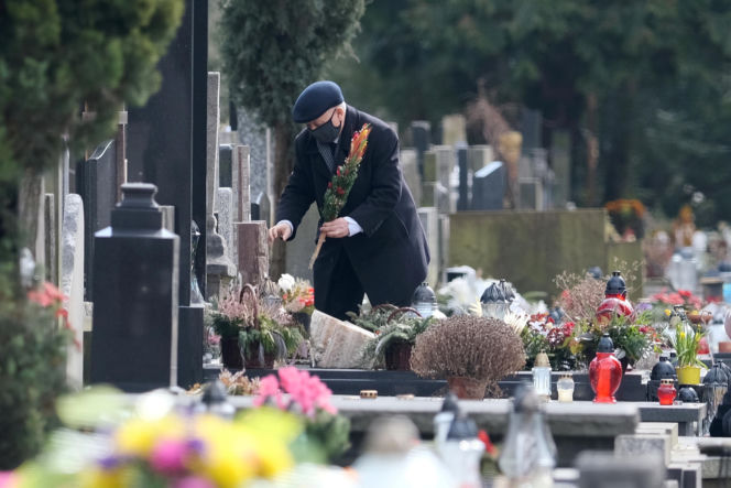 Tak Jarosław Kaczyński świętował niedzielę palmową w pandemii. Zaskakujące, ile wiązanek miał w rękach