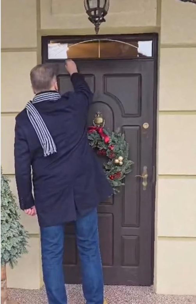 W takich warunkach mieszka Czarnek. Tak dom wygląda w środku